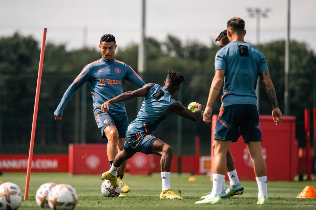 Manchester United players train