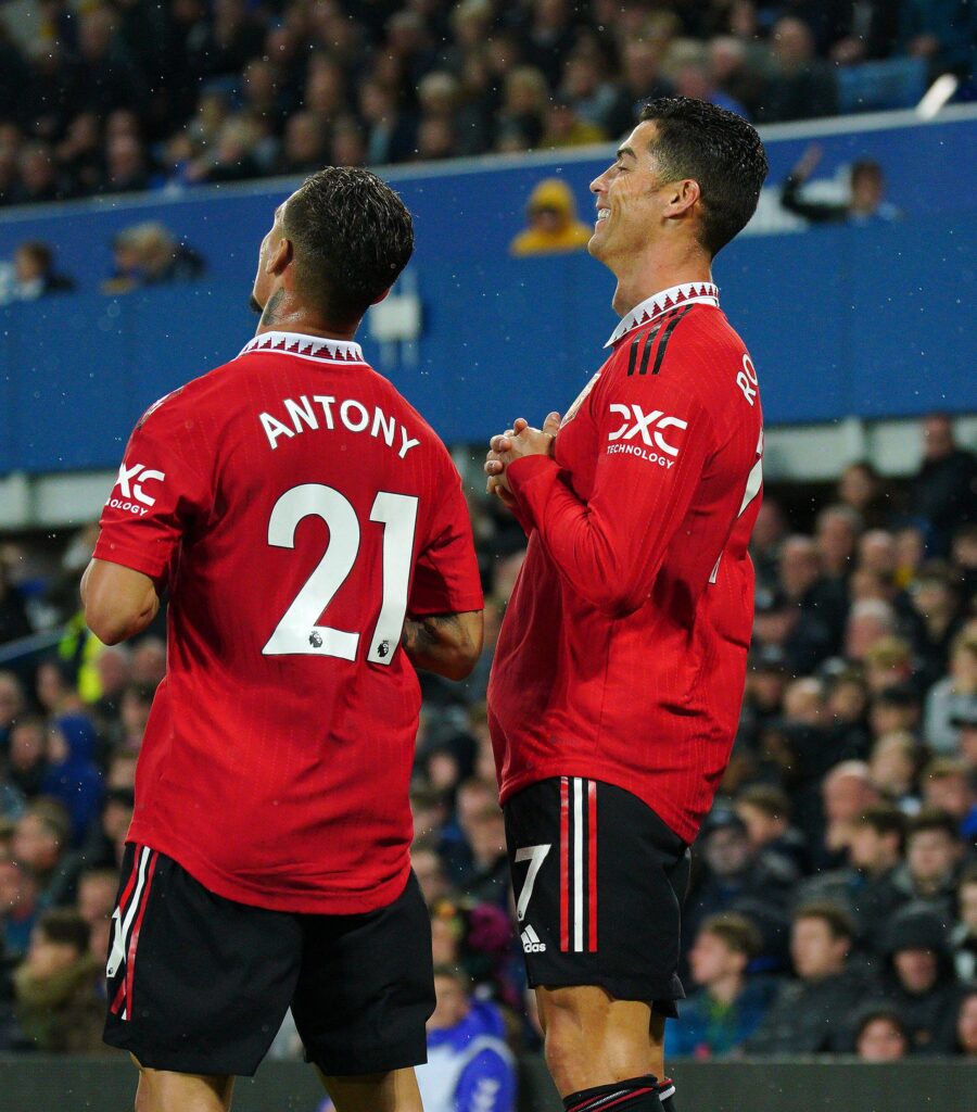 Manchester United win at Goodison Park